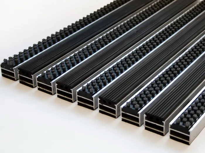 Alüminyum Gövdeli Kauçuk + Yuvarlak Fırçalı Paspas