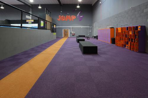 Jump4-tufted-loop-pile-tivoli-purple-green-orange-leisure-011