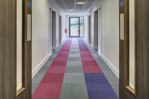 cordiale-fibre-bonded-lateral-carpet-tiles-09-1200x800