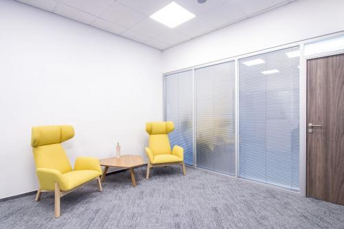 grey-alaska-carpet-tiles-in-high-end-office-05