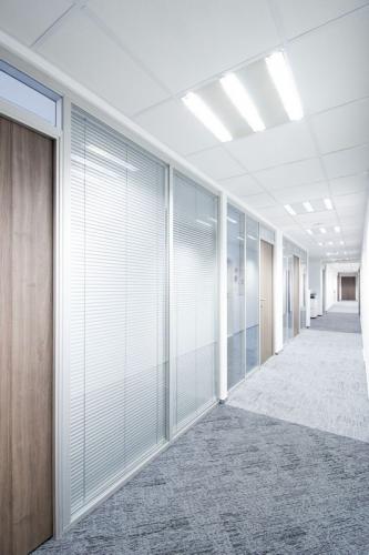 grey-alaska-carpet-tiles-in-high-end-office-06-533x800