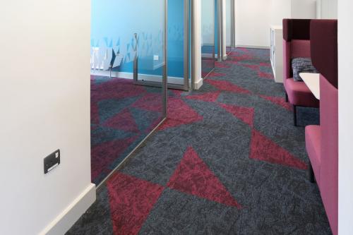 osaka-carpet-tiles-in-office-06