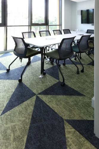 osaka-carpet-tiles-in-office-10-533x800